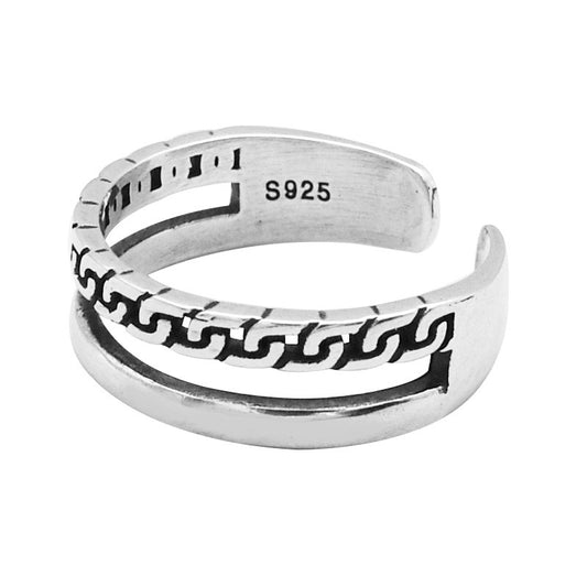 ring i 925 sterling silver med kedjedesign mot vit bakgrund