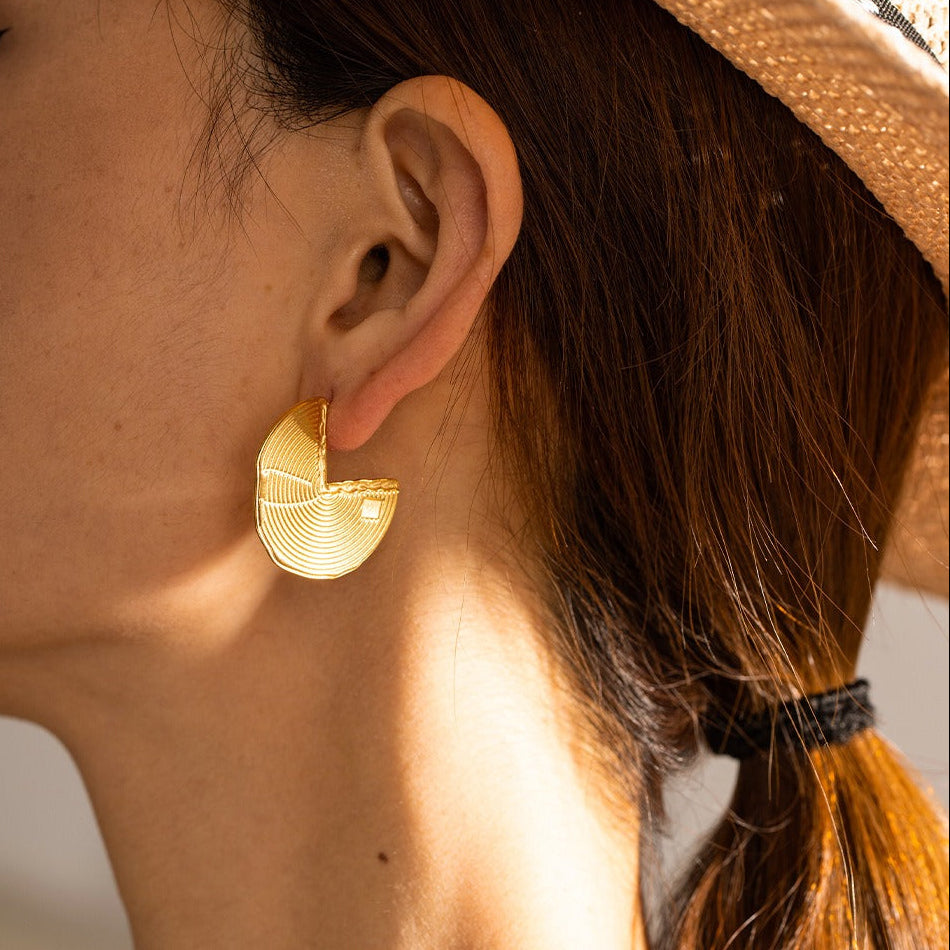 solfjäderformade örhängen i guld rostfritt stål på modell