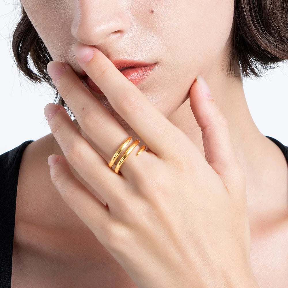 dubbel spiralring i rostfritt stål guld minimalistisk ring sedd på modell