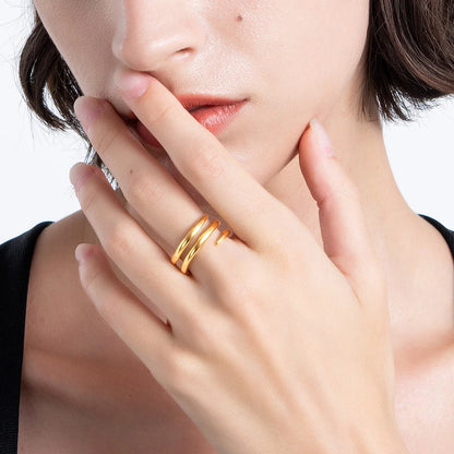 dubbel spiralring i rostfritt stål guld minimalistisk ring sedd på modell