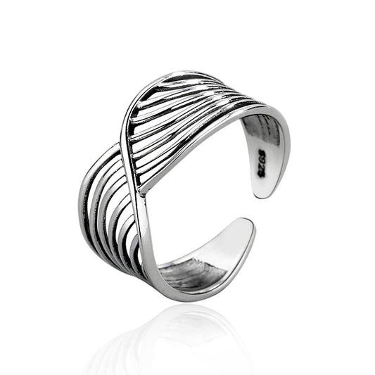 vagformad ring i 925 sterling silver minimalistisk design mot vit bakgrund
