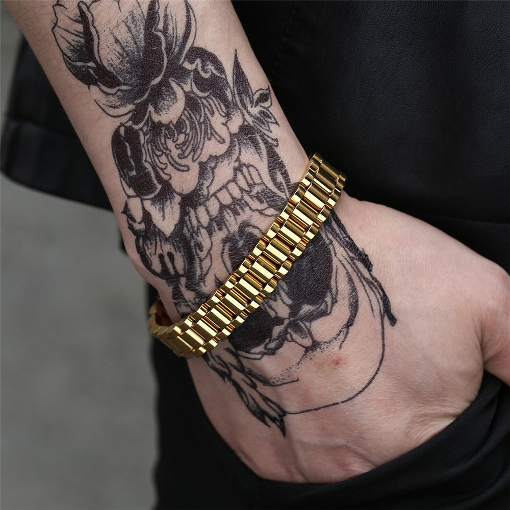 brett länkarmband i titan stål guld sett på handled