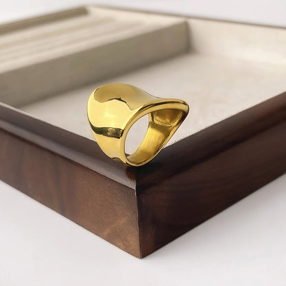 Skulptural ring i rostfritt stål guld minimalistisk design närbild