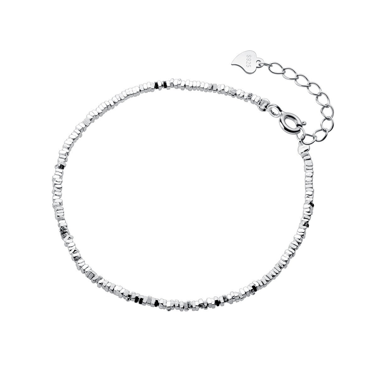 minimalistiskt armband i 925 sterling silver med små pärlor mot vit bakgrund