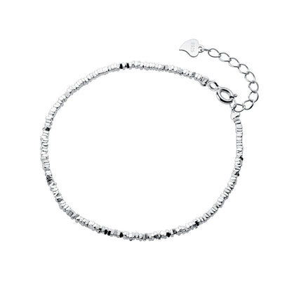 minimalistiskt armband i 925 sterling silver med små pärlor mot vit bakgrund