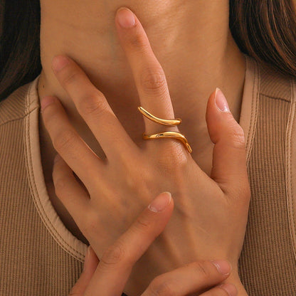 skulptural ormring i rostfritt stål guld justerbar ring på finger
