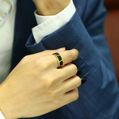 tungsten ring svart guld sedd på modell