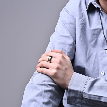 tungstenring silver med guldig linje på modell