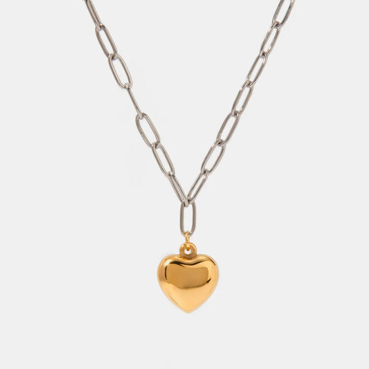 hjarthalsband i rostfritt stål med guldpläterat hjärta mot vit bakgrund