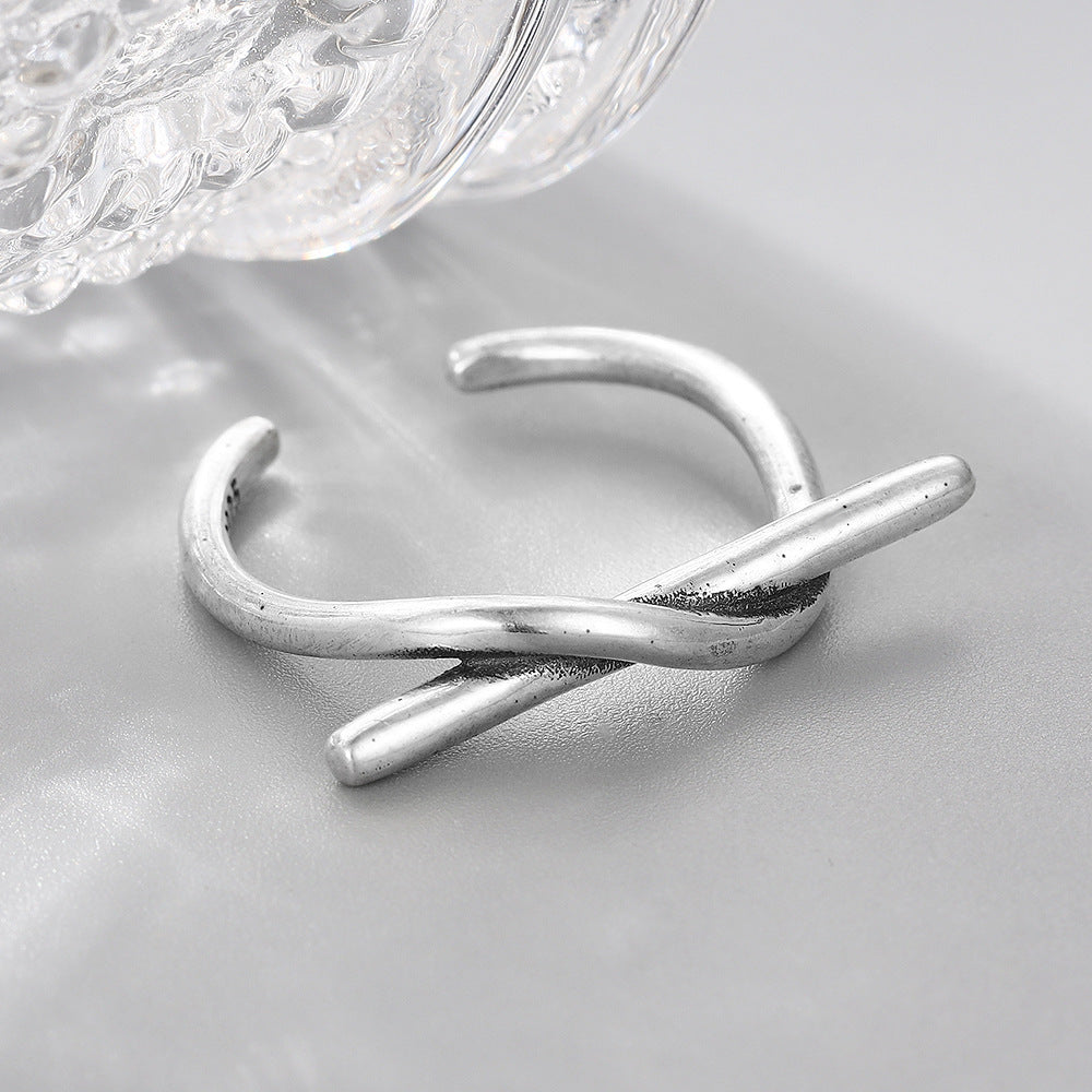 korsad minimalistisk ring i 925 sterling silver närbild
