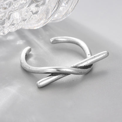 korsad minimalistisk ring i 925 sterling silver närbild
