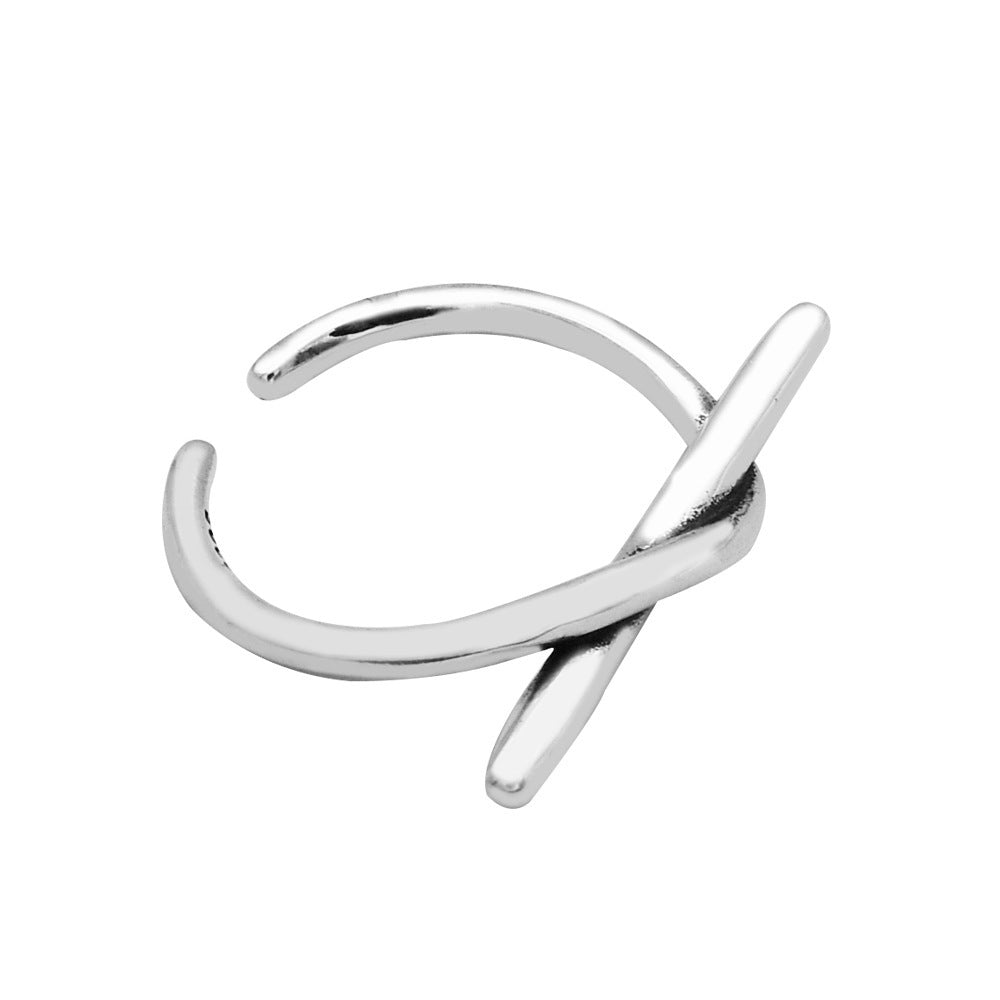 korsad minimalistisk ring i 925 sterling silver mot vit bakgrund