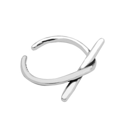 korsad minimalistisk ring i 925 sterling silver mot vit bakgrund
