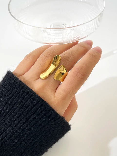 skulptural dubbelring i rostfritt stål guld sedd på finger