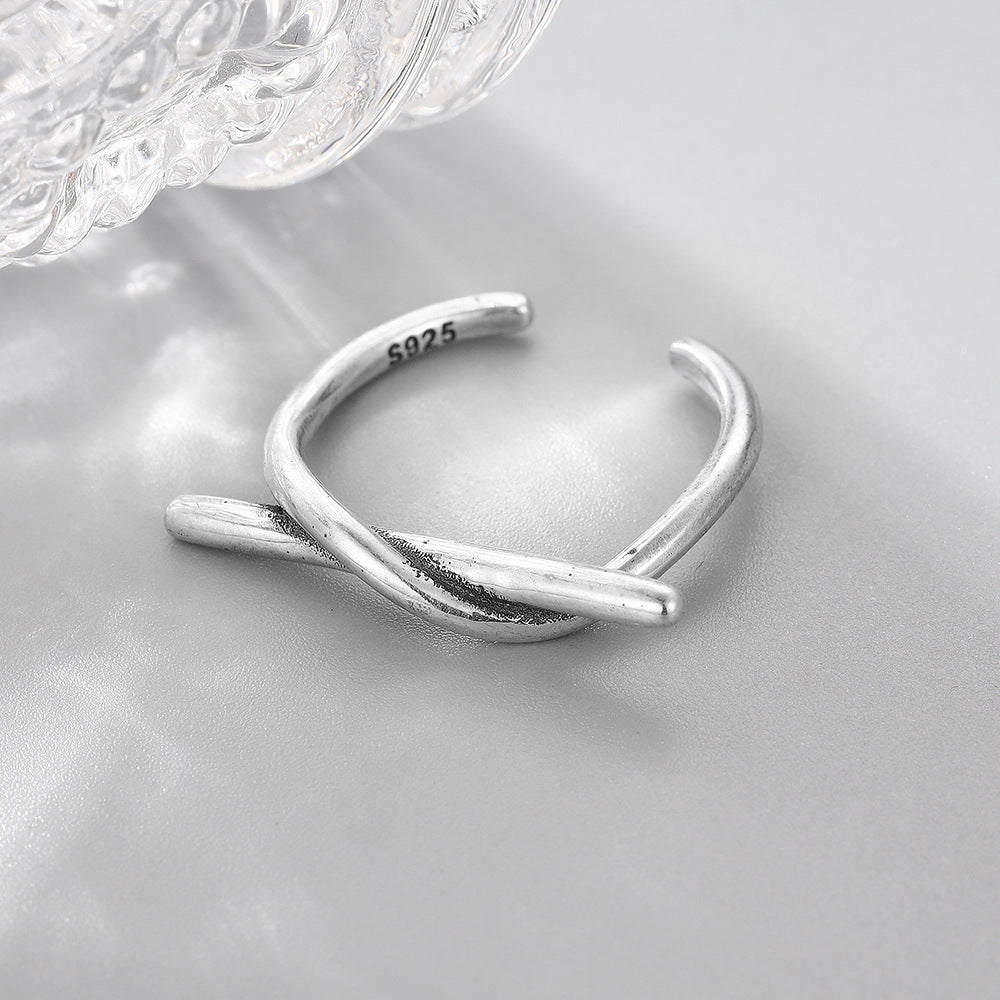 korsad minimalistisk ring i 925 sterling silver närbild alternativ vinkel