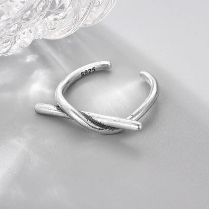 korsad minimalistisk ring i 925 sterling silver närbild alternativ vinkel