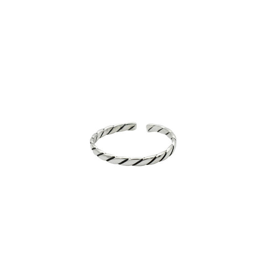 tvinnad ring i 925 sterling silver minimalistisk design mot vit bakgrund
