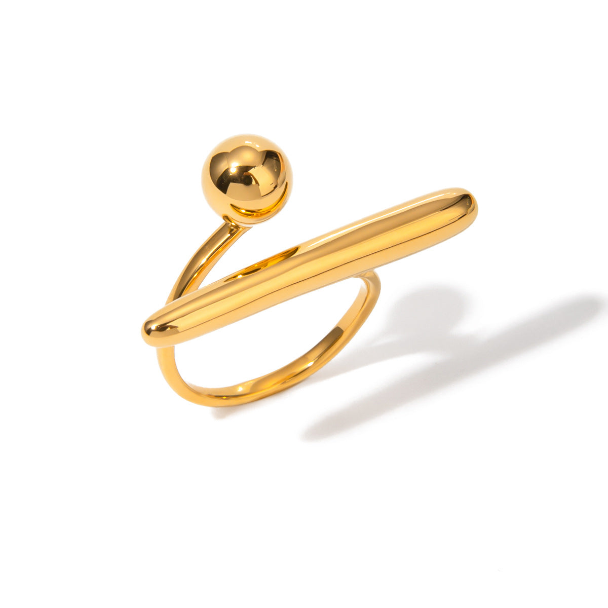 asymmetrisk ring i rostfritt stål guld minimalistisk design mot vit bakgrund