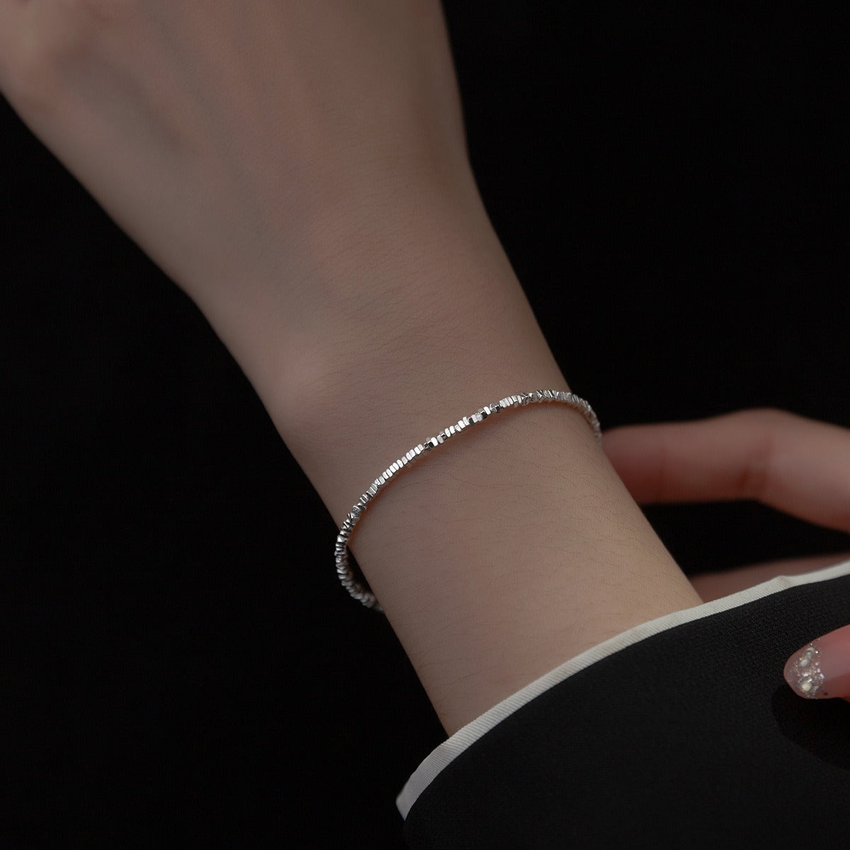 minimalistiskt armband i 925 sterling silver med små pärlor på handled