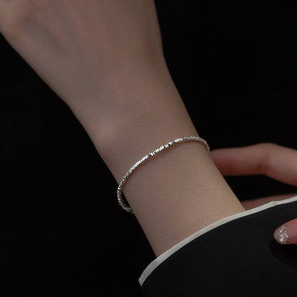minimalistiskt armband i 925 sterling silver med små pärlor på handled