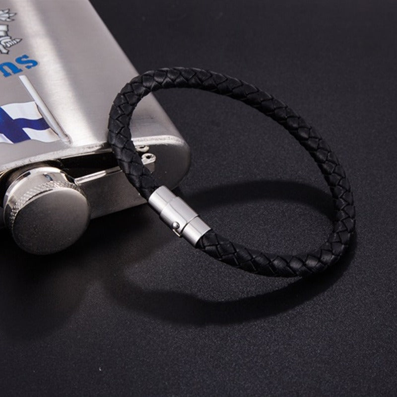 flätat läderarmband svart med stållås svart 