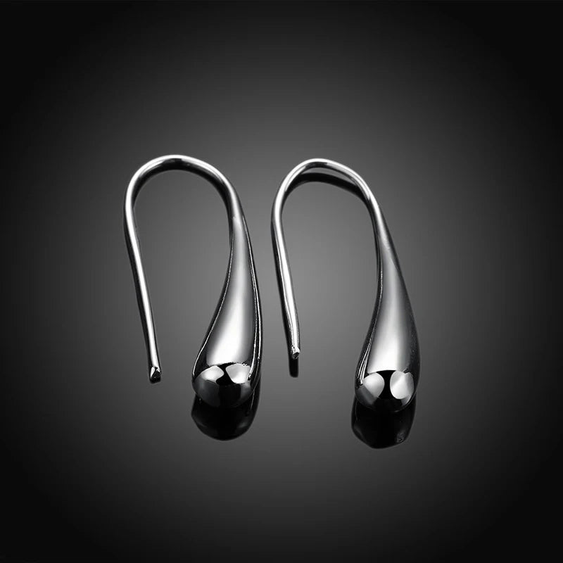 dropporhangen i 925 sterling silver minimalistisk design liggandes mot mörk bakgrund