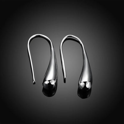 dropporhangen i 925 sterling silver minimalistisk design liggandes mot mörk bakgrund
