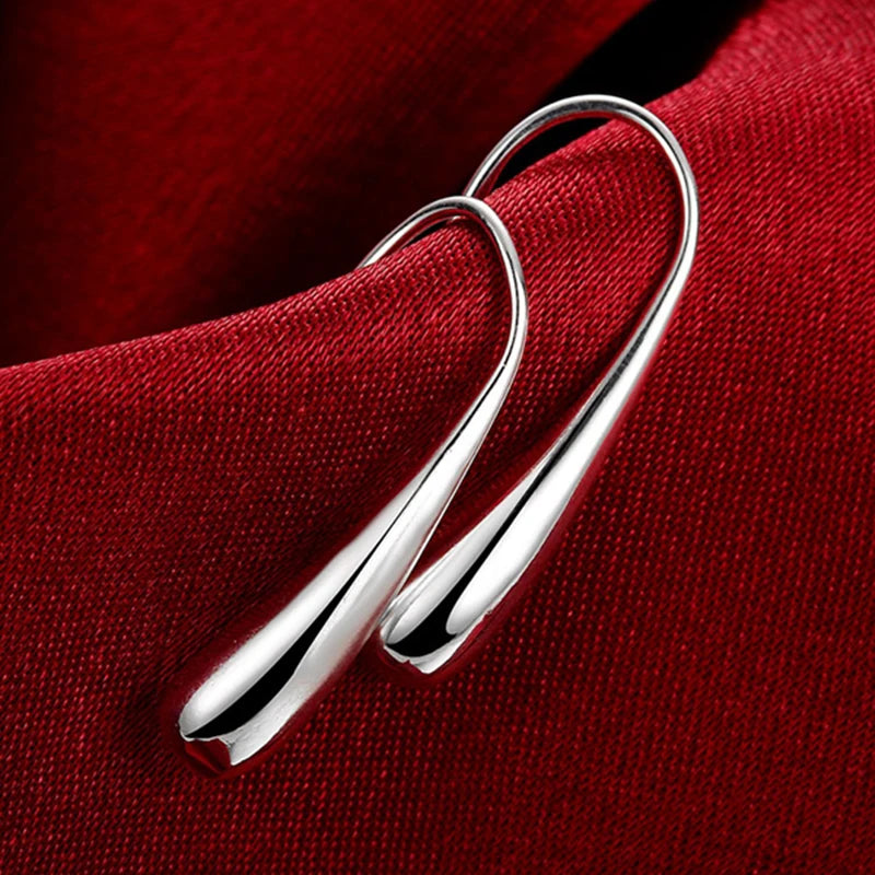 dropporhangen i 925 sterling silver minimalistisk design mot röd bakgrund